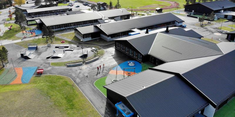 Dronebilde av barne- og ungdomsskulen i Skjåk