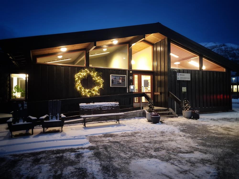 Utanfor Skjåk folkebibliotek - Klikk for stort bilde