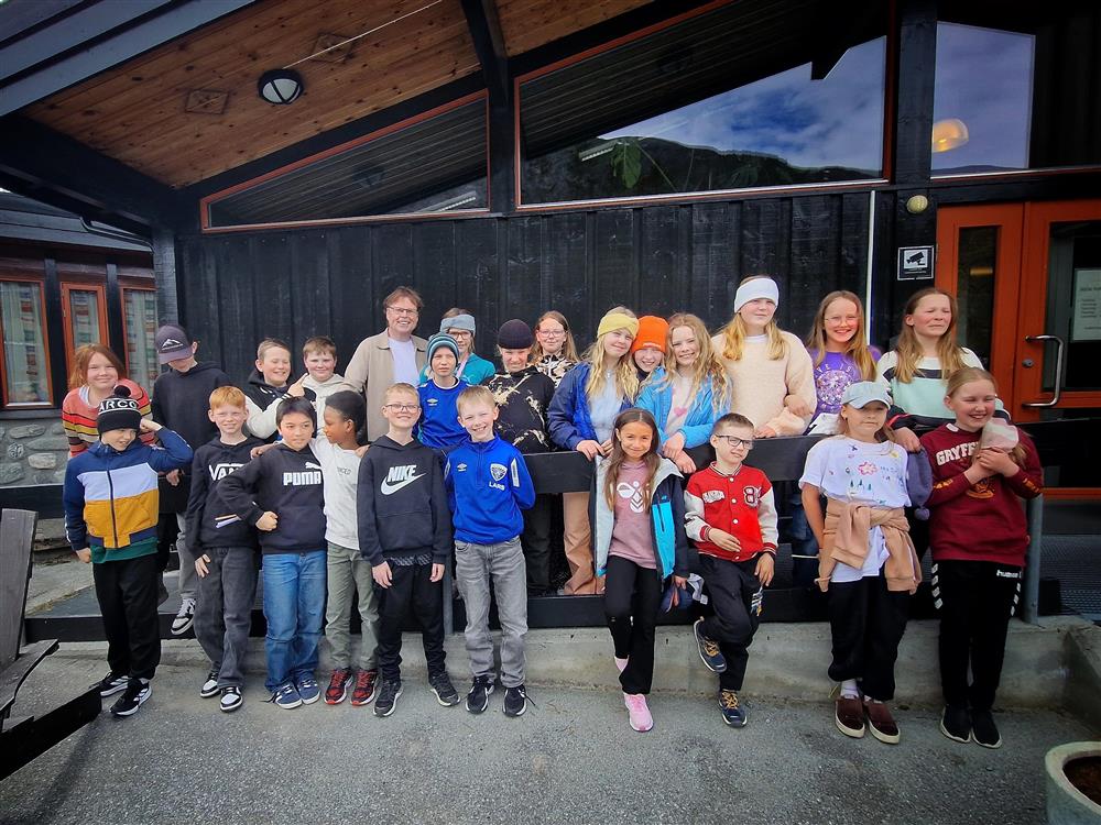 Jørn Lier Horst og elevar ved Skjåk barne- og ungdomsskule - Klikk for stort bilde
