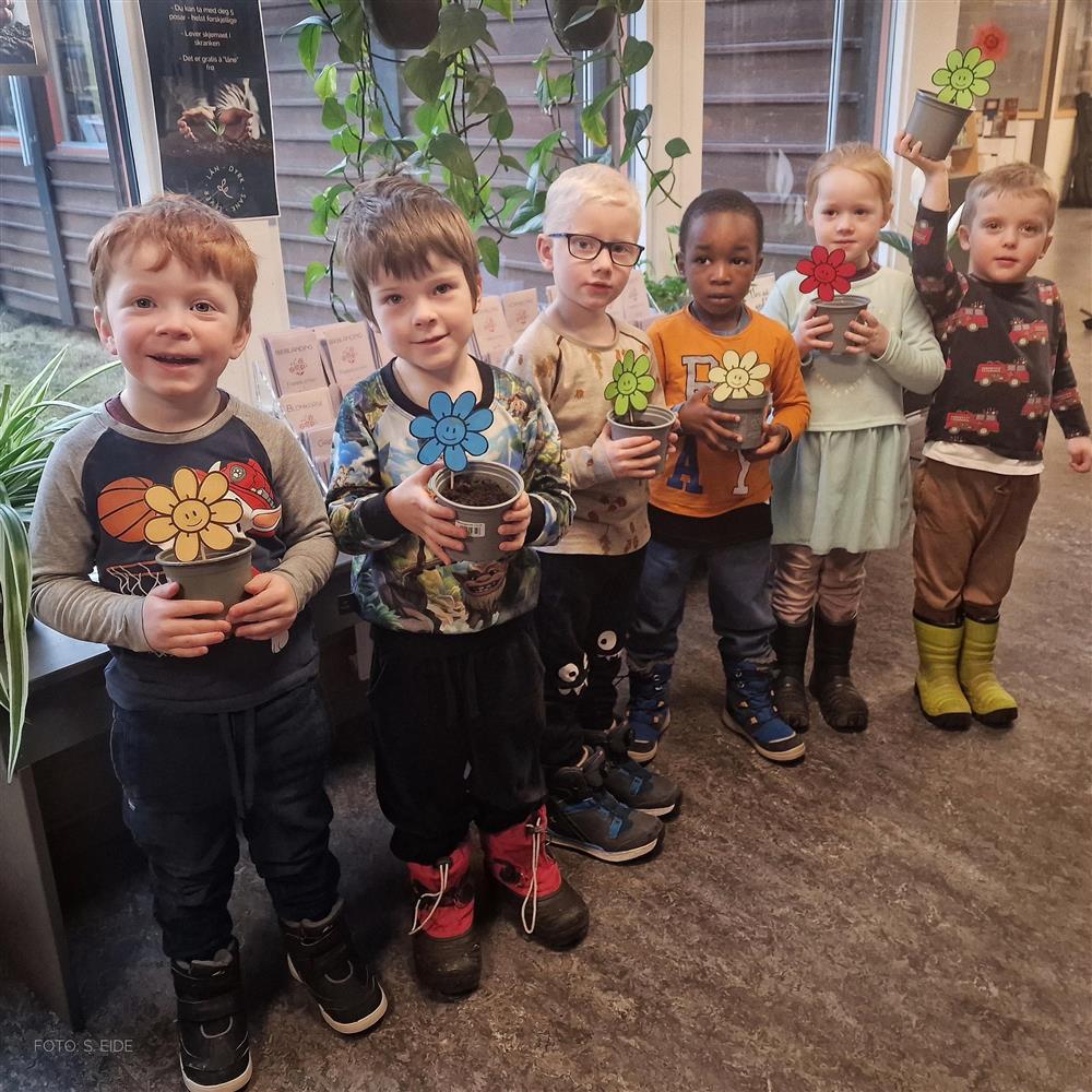 Bilete av barnehageungar på Skjåk folkebibliotek - Klikk for stort bilde