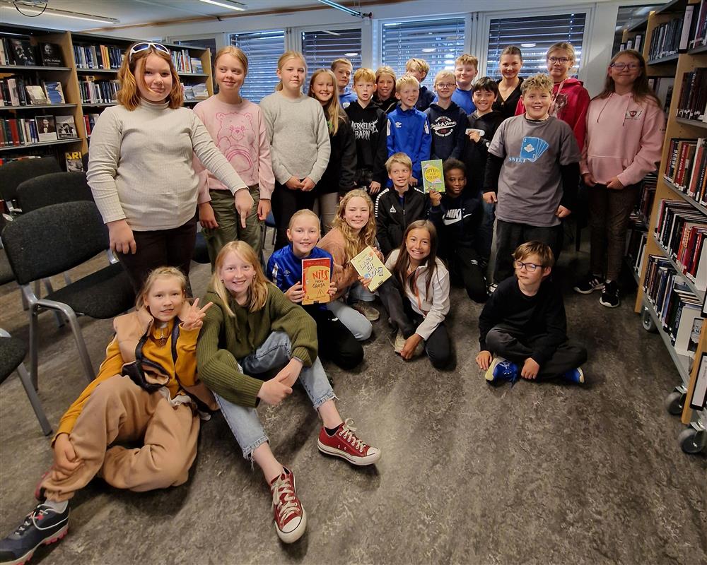 Iben Akerlie og elevar ved Skjåk barne- og ungdomsskule - Klikk for stort bilde