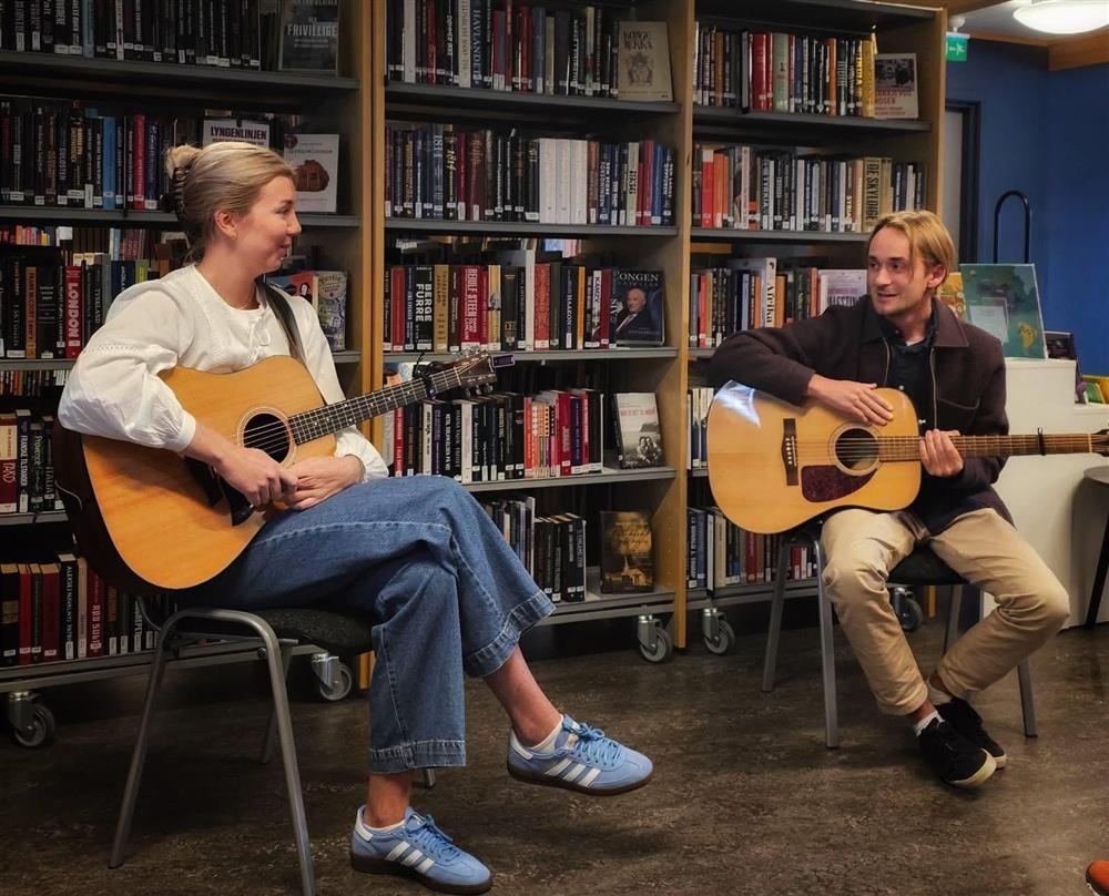 Minikonsert med Mari Eide Lindsheim og Svein Brennhaug - Klikk for stort bilde